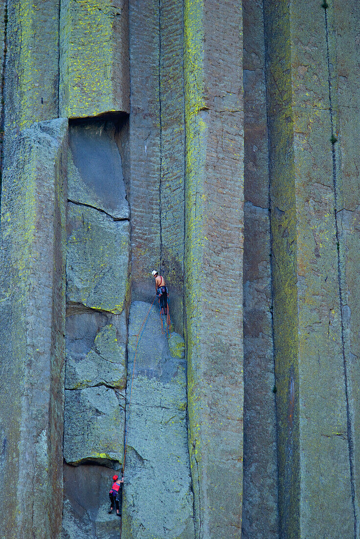 Kletterer an der bunten Wand des Devils Tower National Monument; Wyoming Vereinigte Staaten Von Amerika