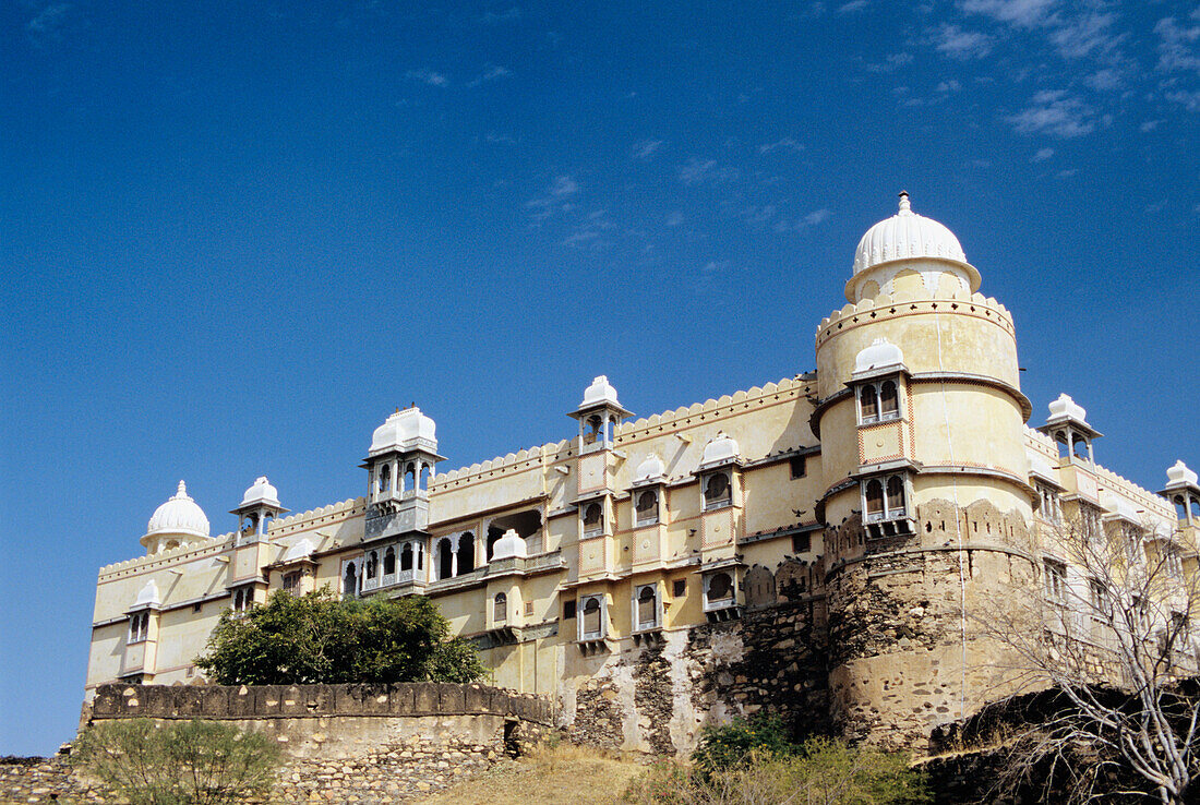 Indien, Palast und neu umgebautes Hotel bei Bari Sadri; Rajasthan.