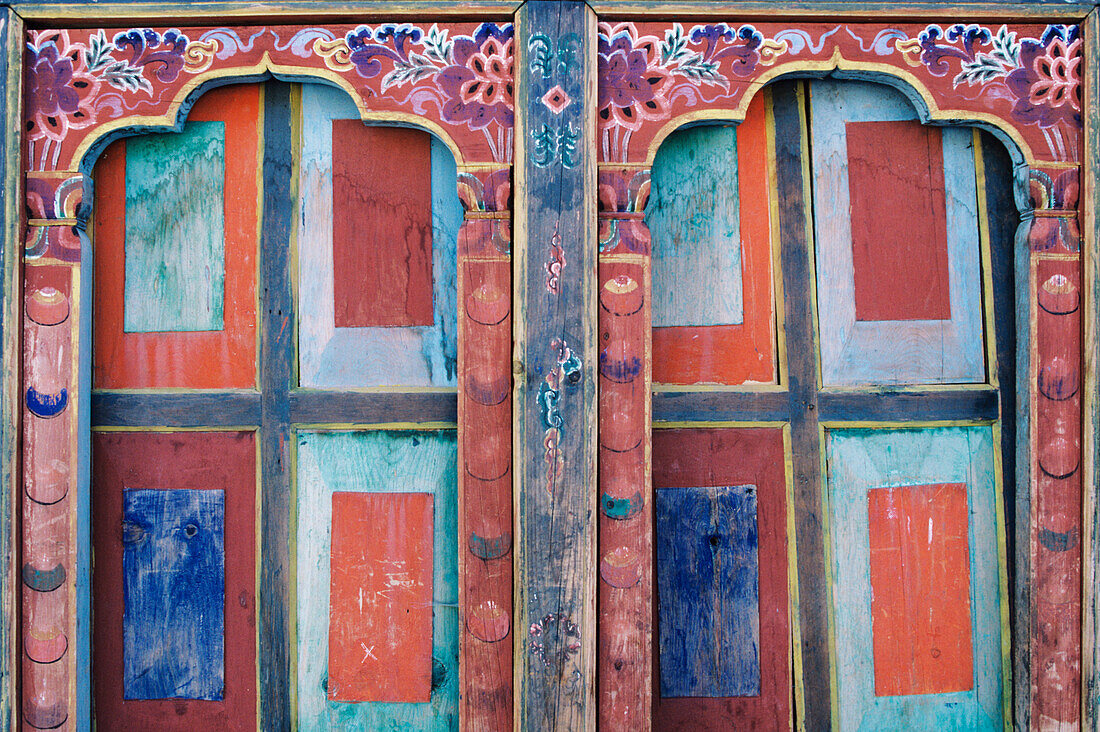 Bhutan, Paro, Detail von Wandkunst und Architektur; Ta Dzong Museum