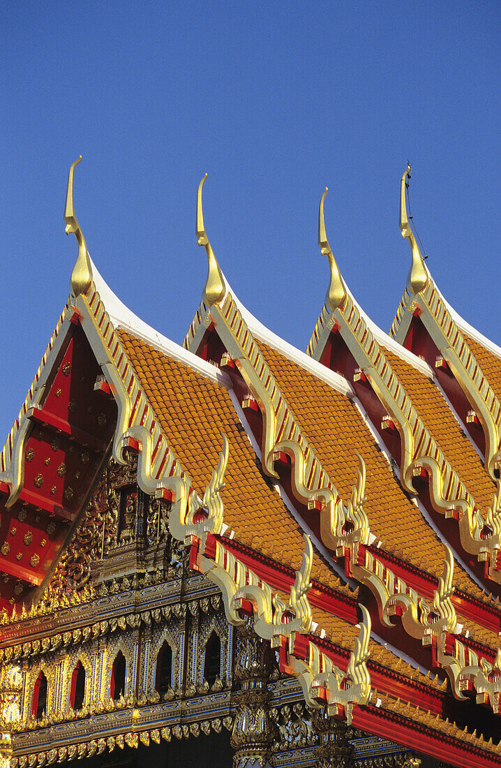 Thailand, Spitze des goldverzierten Tempels Wat Benjamabophit (Marmortempel); Bangkok
