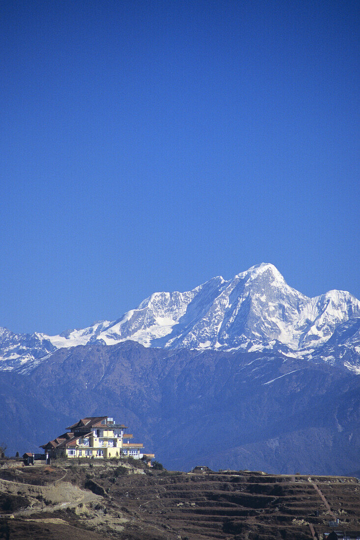 Nepal, Nagarkot, Hotel Chautari Keyman am Berghang, im Hintergrund die Berge des Zentralhimalaya.