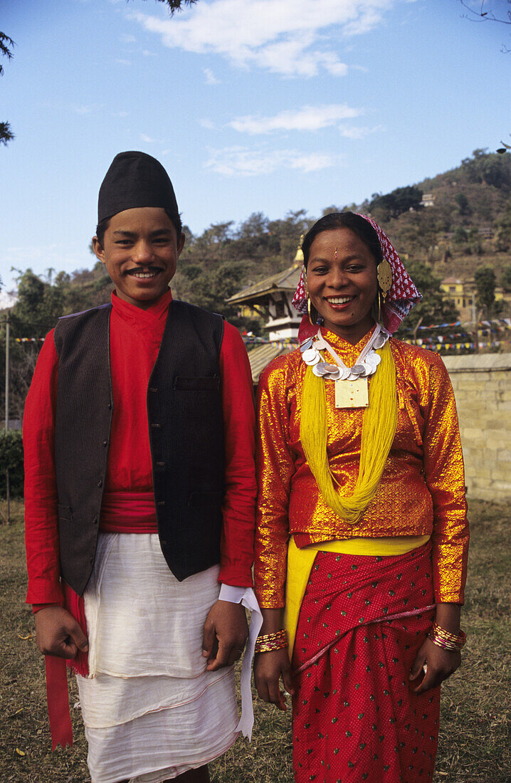 Nepal, Gorkha, Lächelndes junges Paar in bunter Kleidung für ein Fest. Nur für redaktionelle Zwecke.