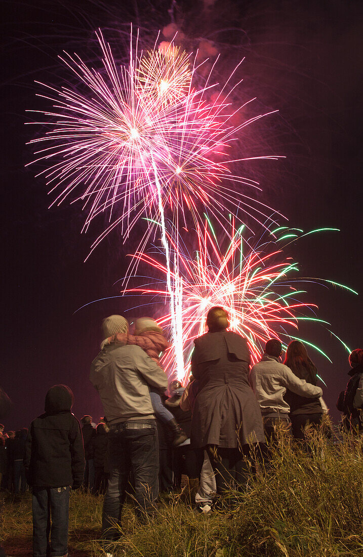 Eine Menschenmenge versammelt sich, um ein Feuerwerk zu sehen; South Shields Tyne And Wear England