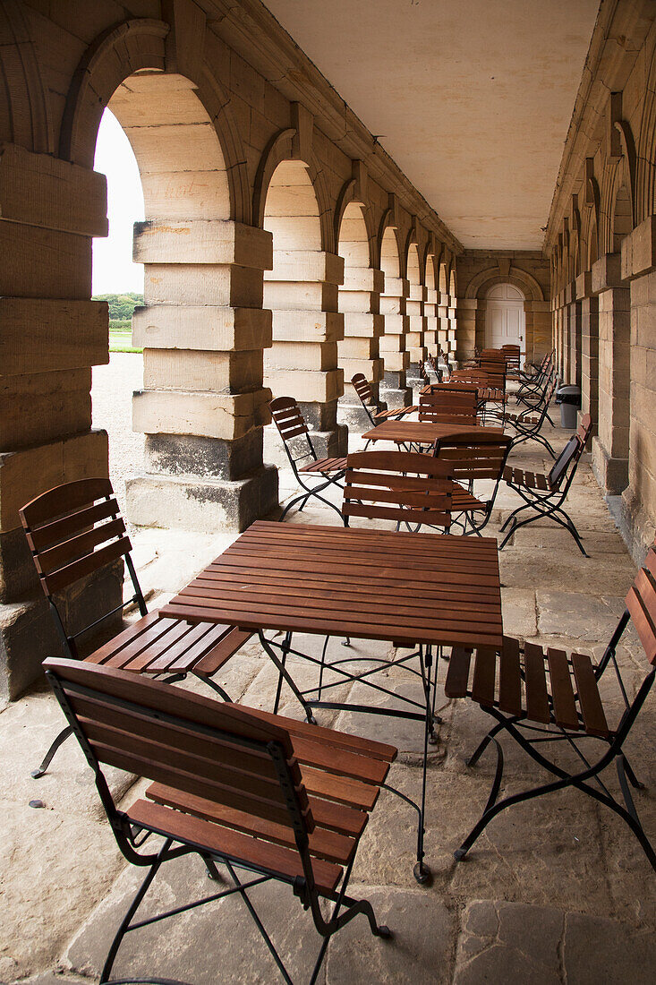 Stühle und Tische in einem Korridor im Freien; Northumberland England