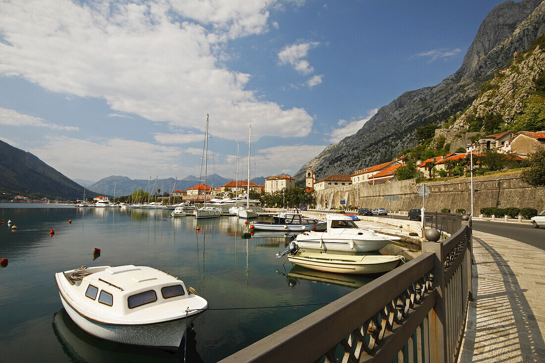 Boote in einer Bucht; Kotor Montenegro