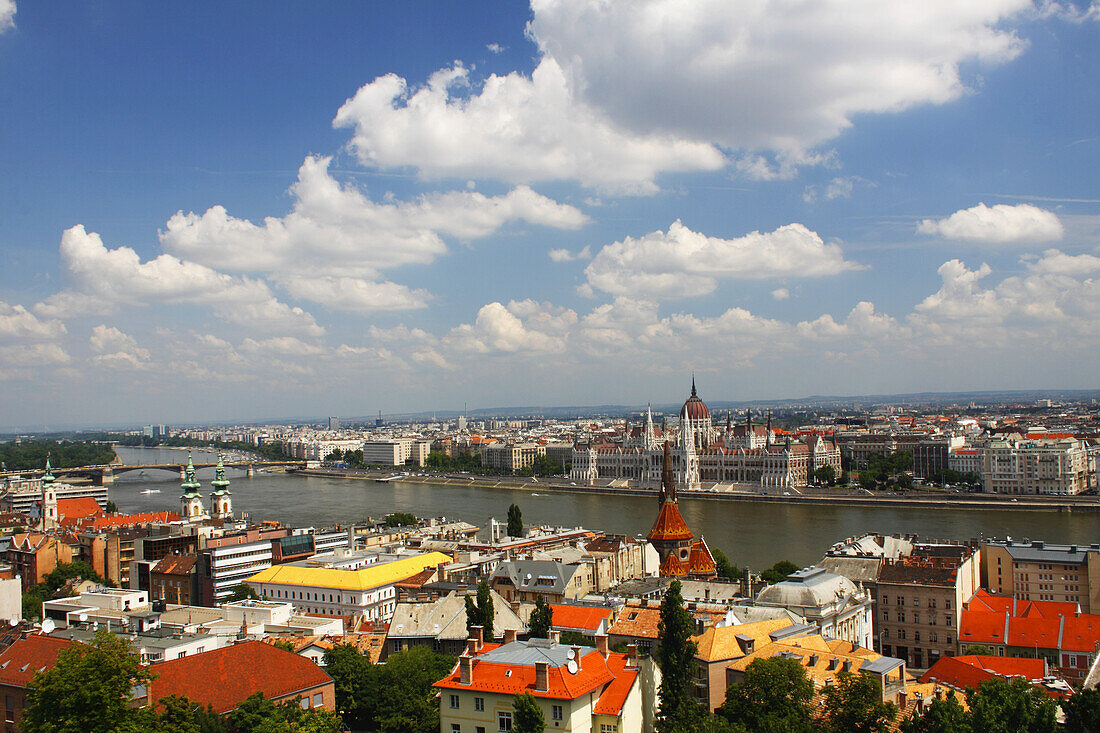 Blick auf die Donau durch die Hauptstadt; Budapest Ungarn