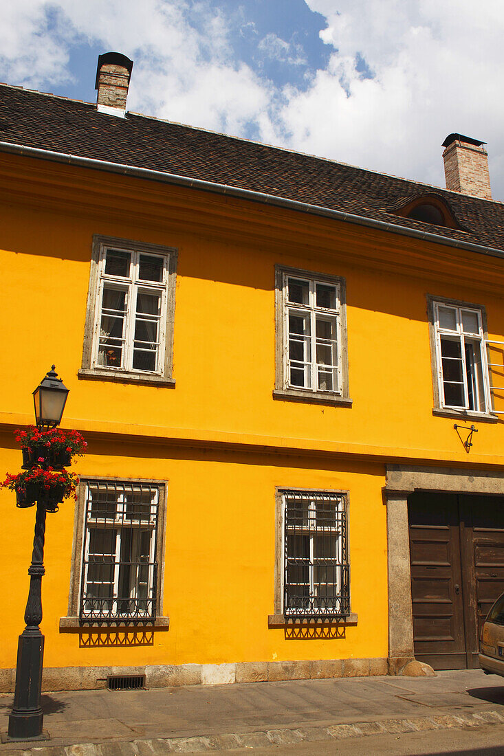 Ein gelb gestrichenes Gebäude im Burgviertel; Budapest Ungarn