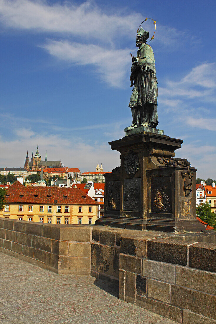 Statue des Heiligen Johannes Nepomuk auf der Karlsbrücke oder Karluv Most; Prag Tschechische Republik