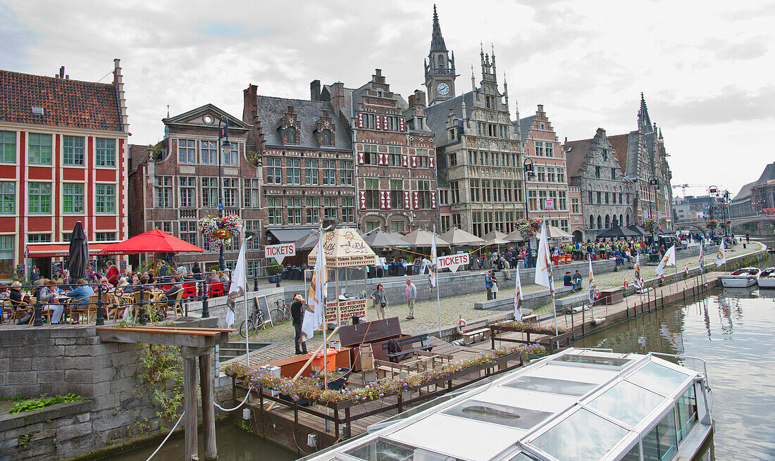 Die Graslei, einer der schönsten Orte in der Altstadt von Gent; Gent Ostflandern Belgien