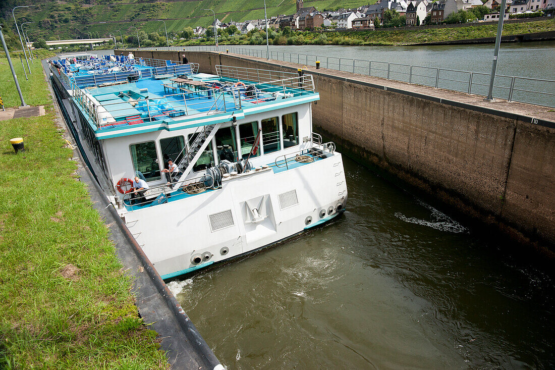 Touristenboot bei der Schleusendurchfahrt; Sankt Aldegund Rheinland-Pfalz Deutschland