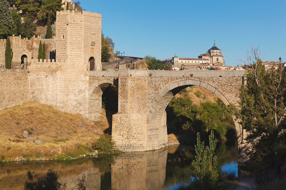 Die Alcantara-Brücke über den Tejo; Toledo Toledo Provinz Castilla La Mancha Spanien