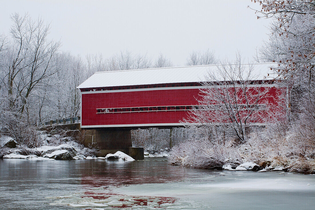 Rote überdachte Brücke im Winter; Adamsville, Quebec, Kanada