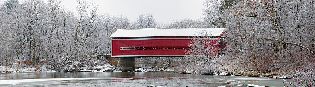 Rote überdachte Brücke im Winter; Adamsville Quebec Kanada