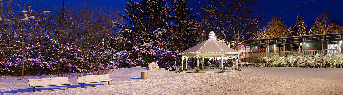 Weihnachtsbeleuchtung an einer Gartenlaube; Knowlton Quebec Kanada