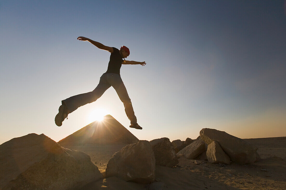 Eine junge Touristin springt bei der Roten Pyramide in die Luft; Dashur Ägypten