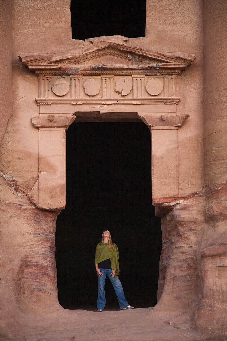 Eine Touristin besucht die Nabatäer-Ruinen in Petra, Jordanien.