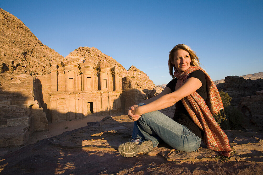 Eine Touristin besichtigt die nabatäischen Ruinen des Klosters; Petra Jordanien