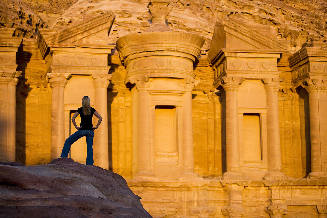 Eine Touristin besucht die nabatäischen Ruinen des Klosters; Petra Jordanien