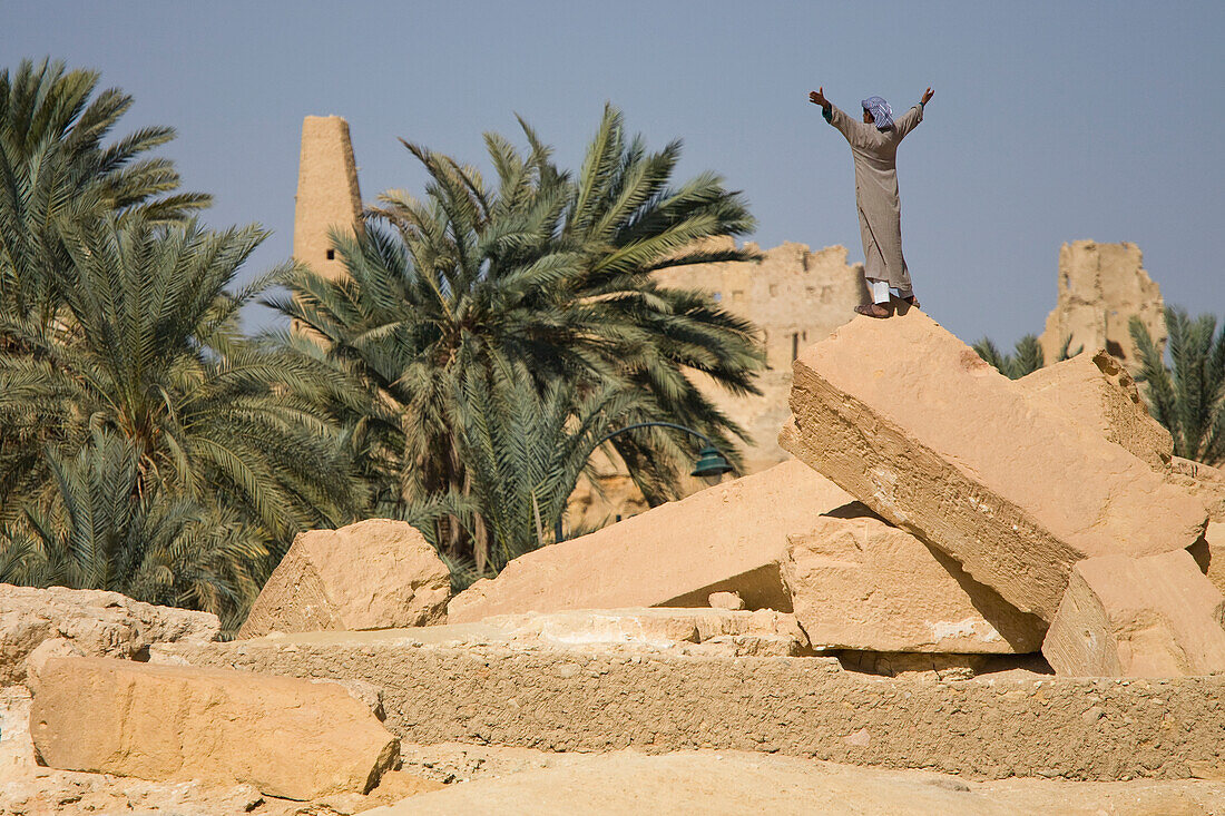 Ein einheimischer Siwan-Mann hebt seine Arme in die Luft in Siwa in der Oase Siwa; Siwa Ägypten