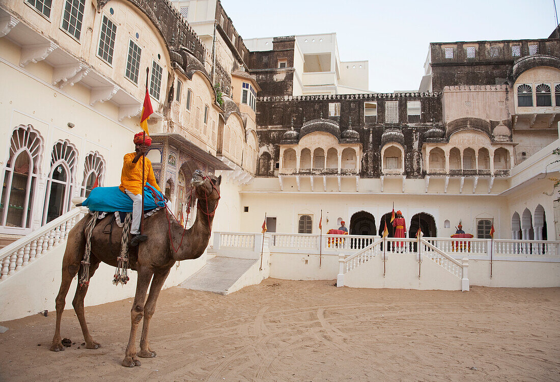 Ehrenwache auf dem Kamel im Schloss Mandawa, Rajasthan, Indien