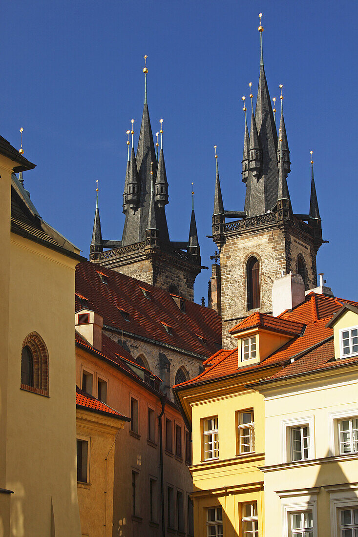 Die Türme der Tyn-Kirche auf dem Altstädter Ring oder Stare Mesto; Prag, Tschechische Republik