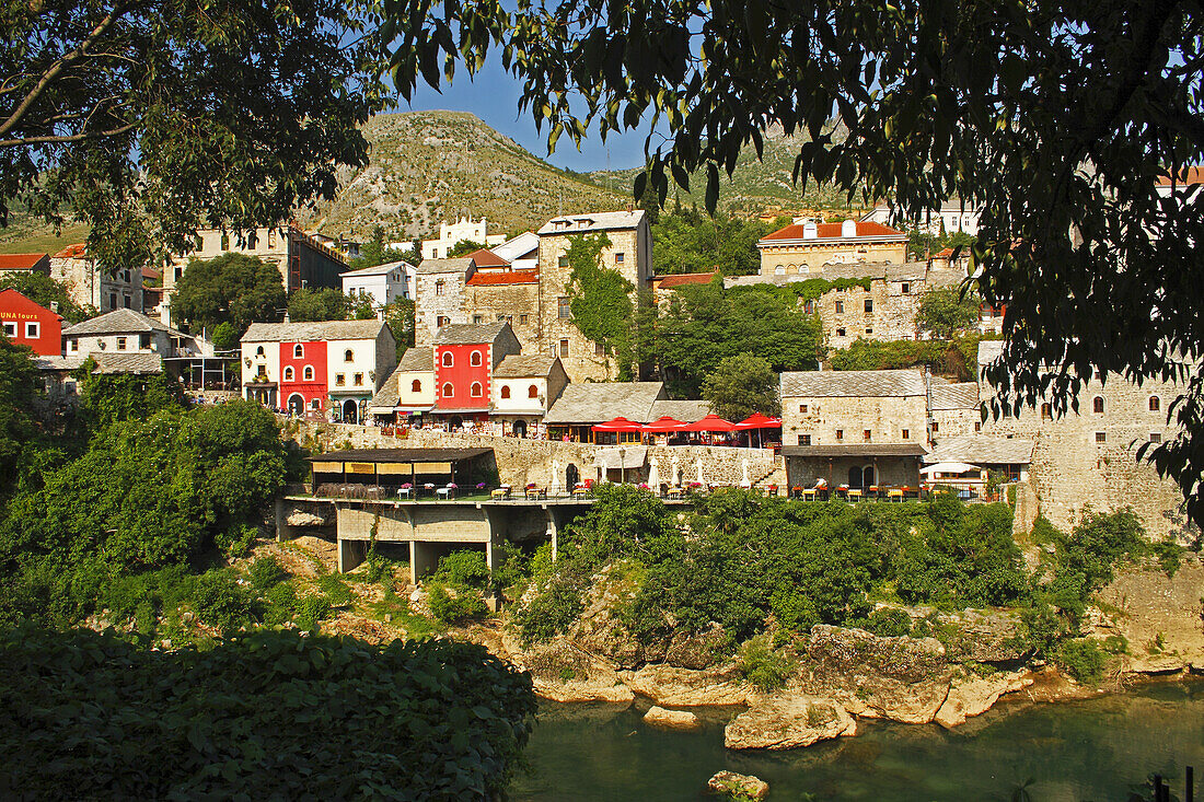 Altstadt oder Stari Grad oberhalb des Flusses Neretva; Mostar Muslimisch-Kroatische Föderation Bosnien und Herzegowina