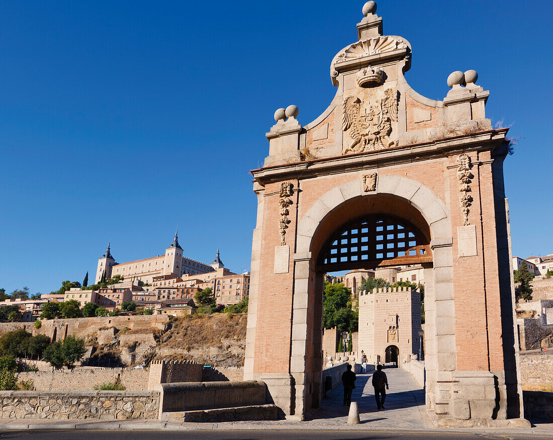 Die Alcantara-Brücke und der dahinterliegende Alcazar; Toledo Toledo Provinz Kastilien-La Mancha Spanien