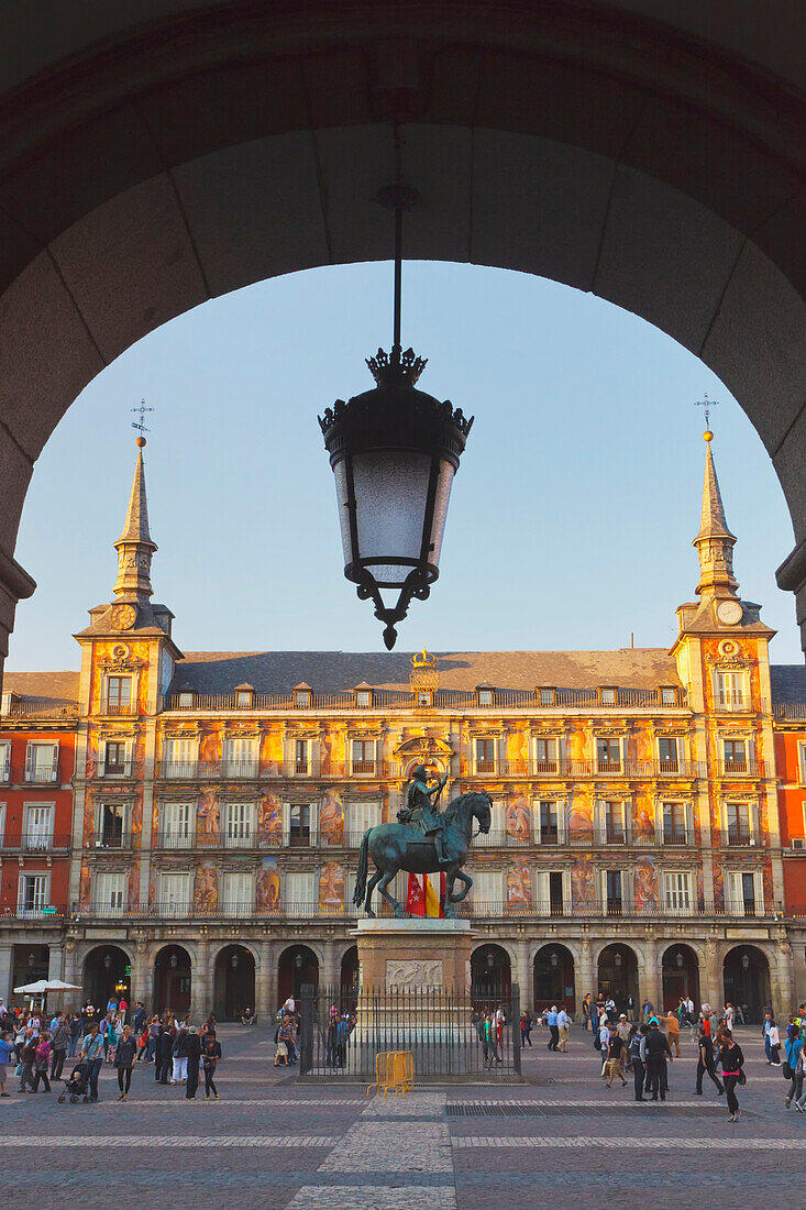 Reiterstandbild von König Felipe Iii auf der belebten Plaza Mayor; Madrid Spanien