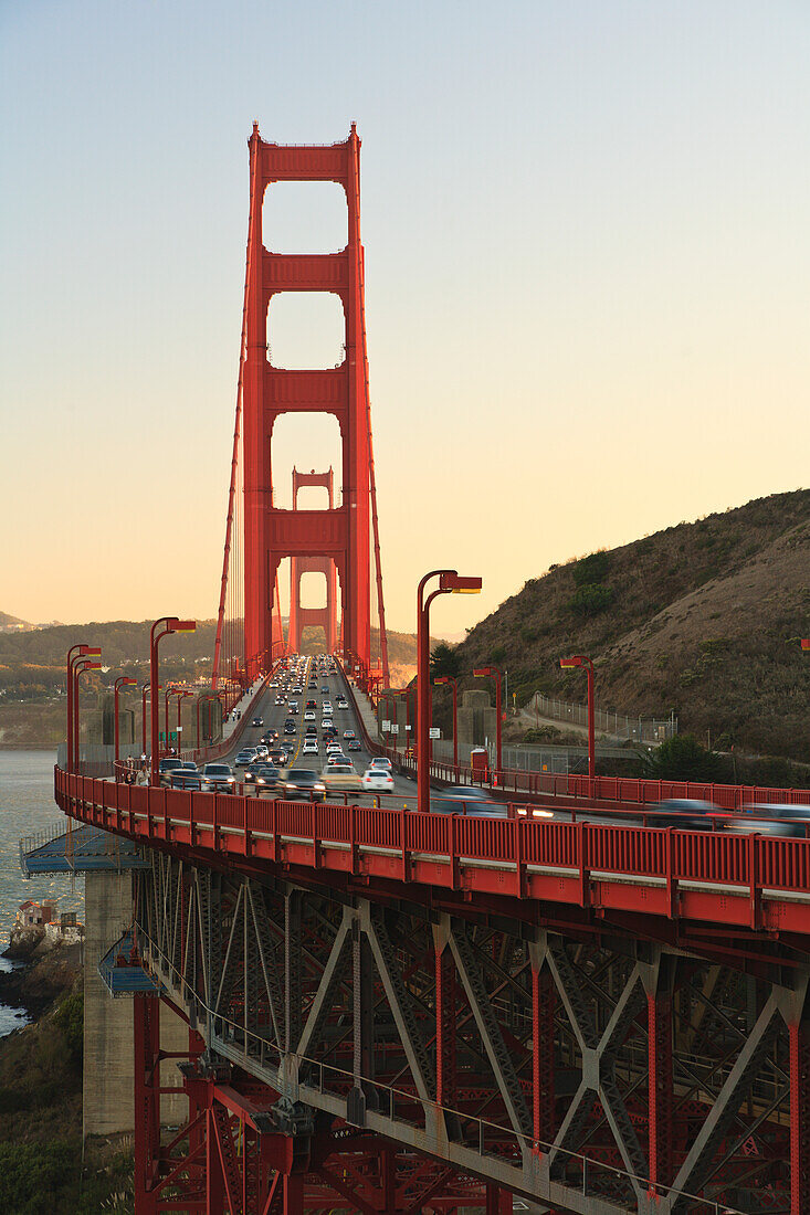 Blick auf die Skyline von San Francisco in der Nähe der Golden Gate Bridge an der Küste; San Francisco, Kalifornien, Vereinigte Staaten von Amerika