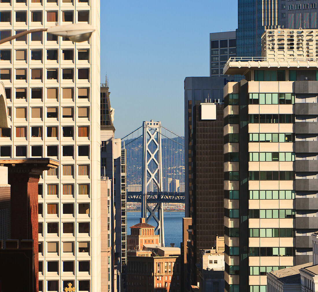 Blick auf die Bay Bridge von Nob Hill auf der California Street; San Francisco Kalifornien Vereinigte Staaten Von Amerika