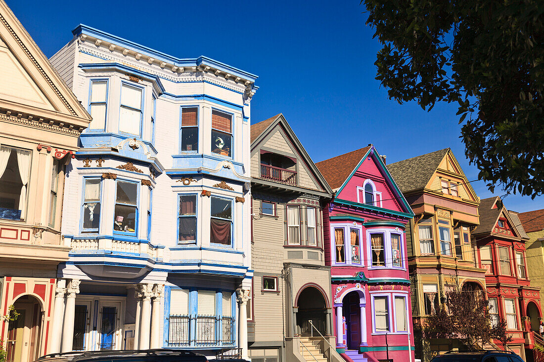 Häuser im viktorianischen Stil in der Nähe des Alamo Square; San Francisco California Vereinigte Staaten Von Amerika