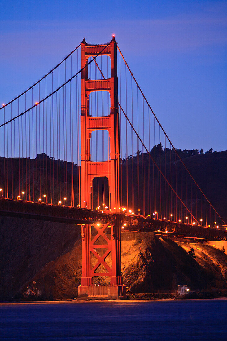 Blick auf die Golden Gate Bridge in der Abenddämmerung; San Francisco Kalifornien Vereinigte Staaten Von Amerika