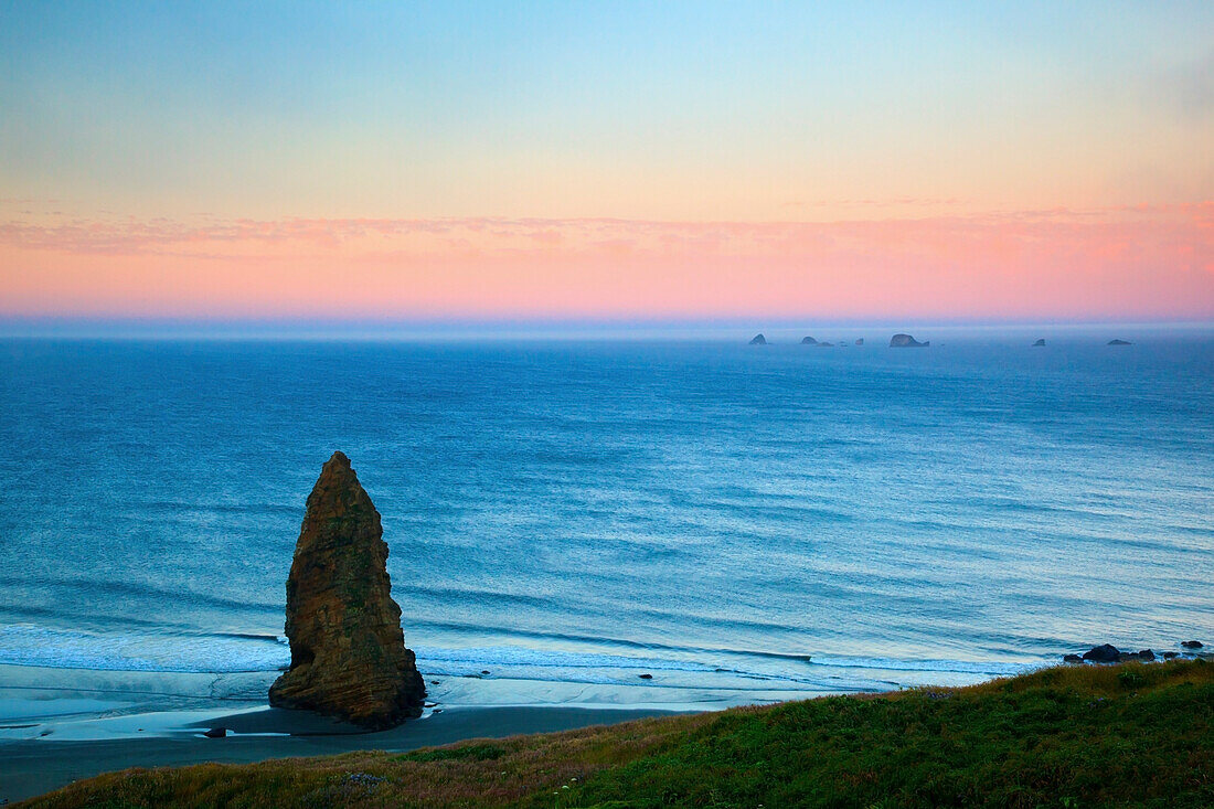 Sonnenaufgang über einer Felsformation am Cape Blanco; Oregon Vereinigte Staaten Von Amerika