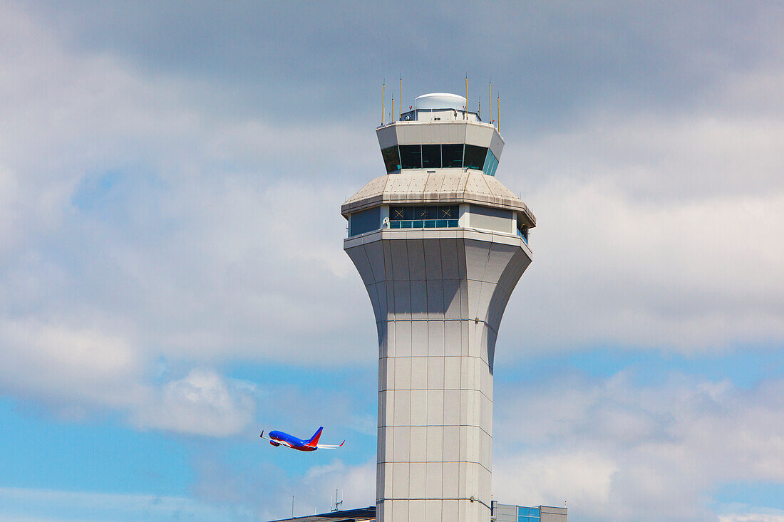 Luftverkehrskontrollturm und ein Flugzeug im Flug am Portland International Airport; Portland Oregon Vereinigte Staaten Von Amerika