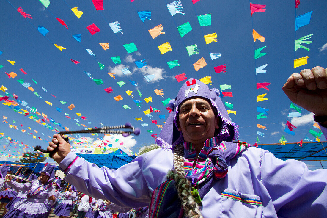 Llamerada-Tänzerin im Umzug des Carnaval De Oruro, Oruro, Bolivien