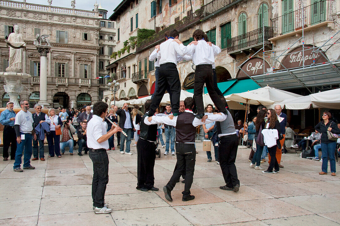 Jungen führen einen traditionellen Tanz auf der Piazza Delle Erbe auf, Verona, Italien