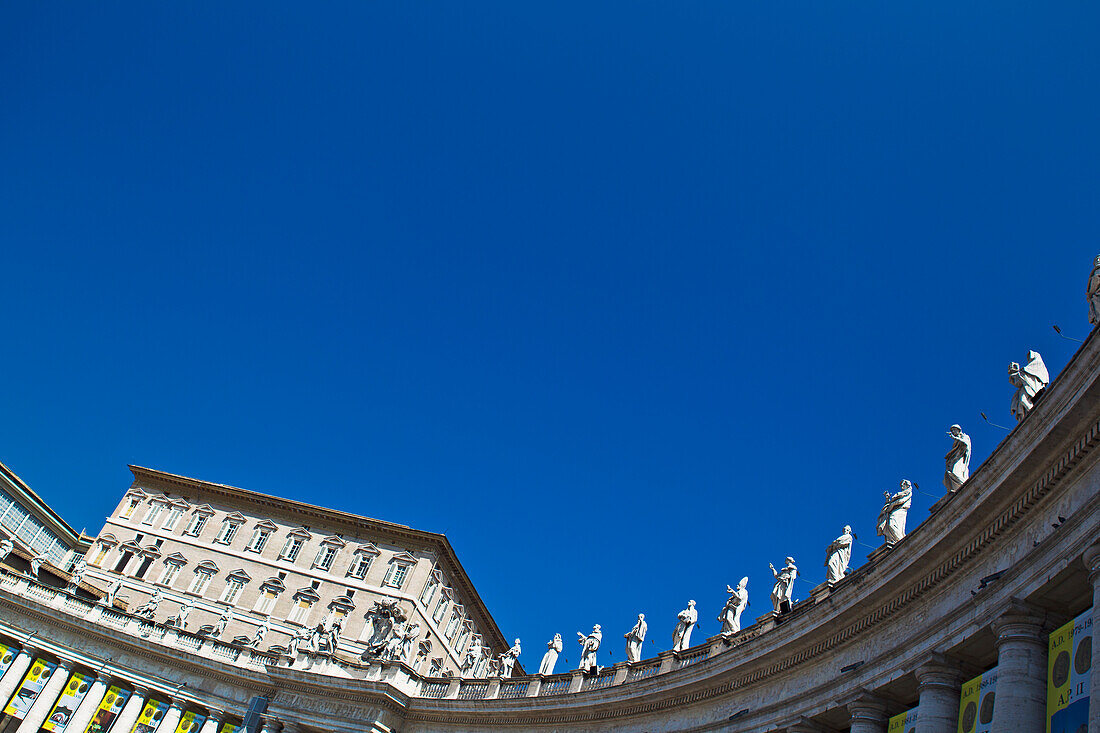 Statuen auf dem Platz des Petersdoms in der Vatikanstadt; Rom Italien