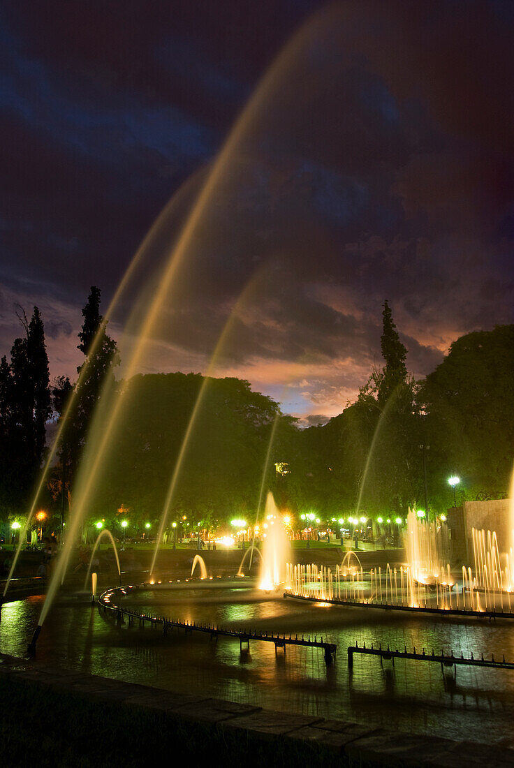 Die Brunnen bei Nacht auf dem Unabhängigkeitsplatz; Mendoza Argentinien