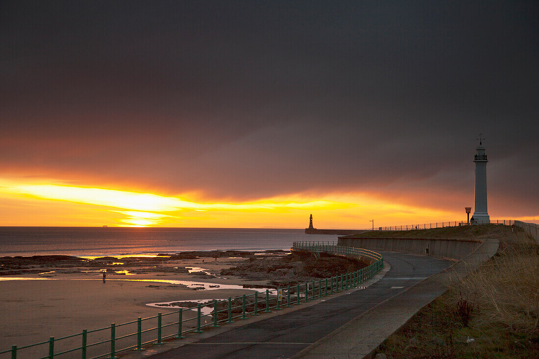 Straße und Leuchtturm an der Küste; Rocker Sunderland Tyne And Wear England