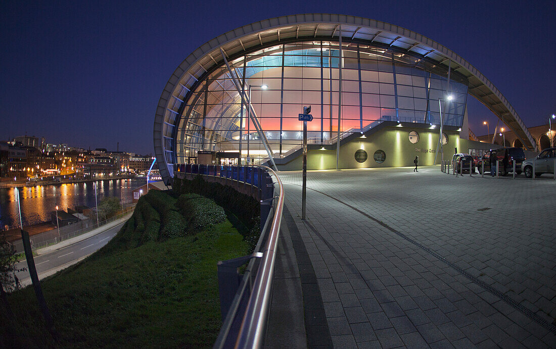 The Sage bei Nacht beleuchtet; Gateshead Tyne And Wear England