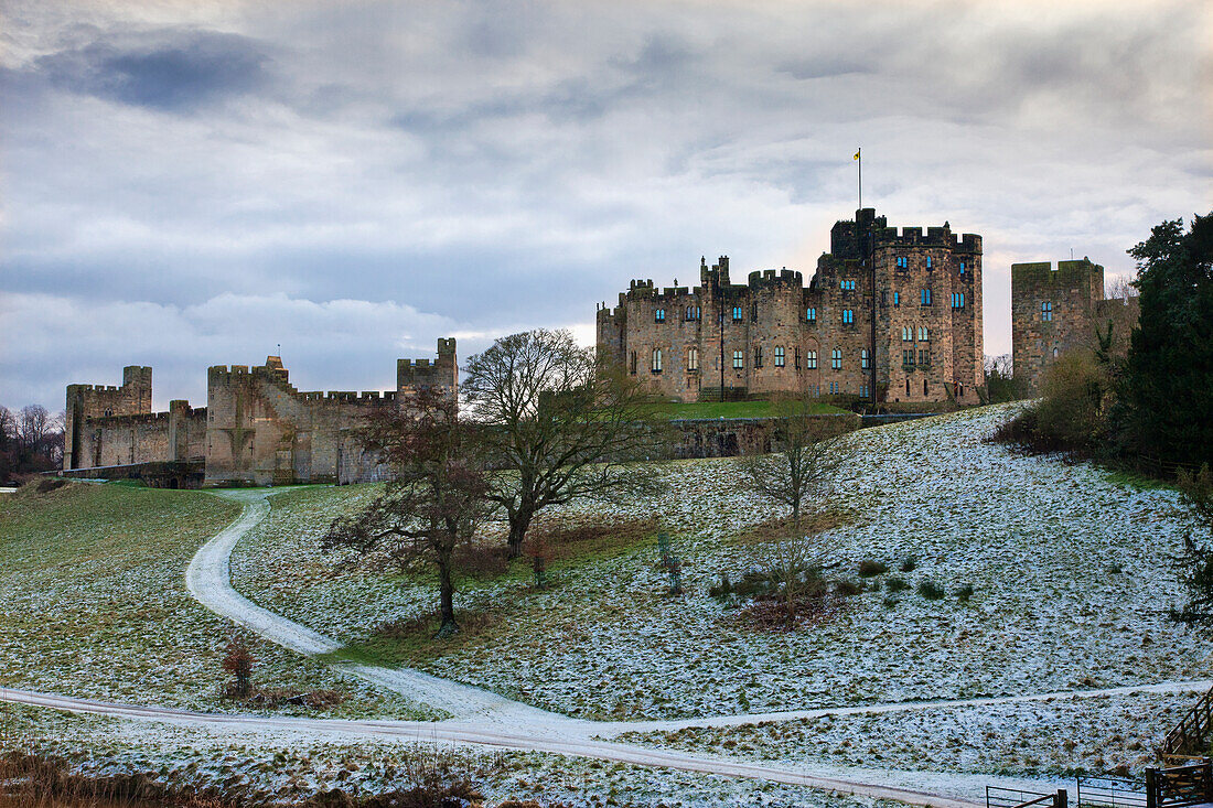 Schnee auf den Hügeln vor Alnwick Castle; Alnwick Northumberland England