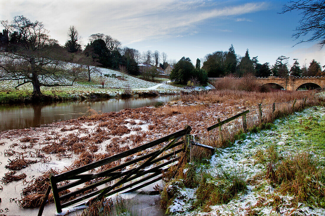 Spuren von Schnee entlang des Flusses; Alnwick Northumberland England