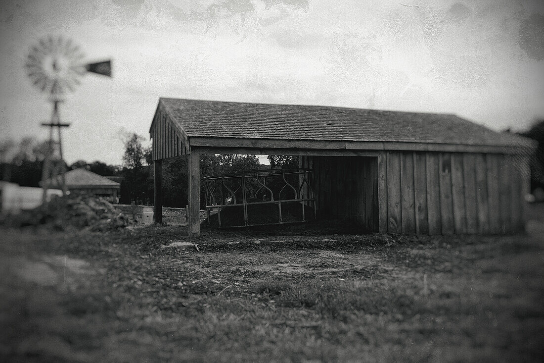 Rustikale Scheune in ländlicher Landschaft