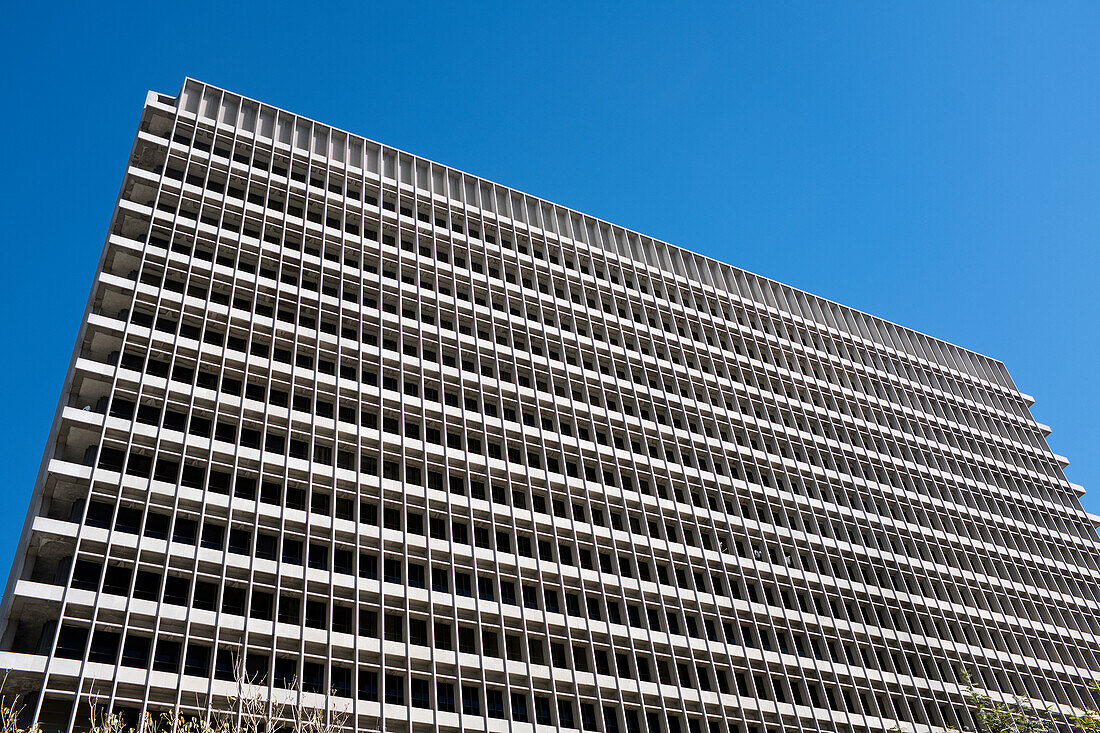 Modernes Bürogebäude vor blauem Himmel