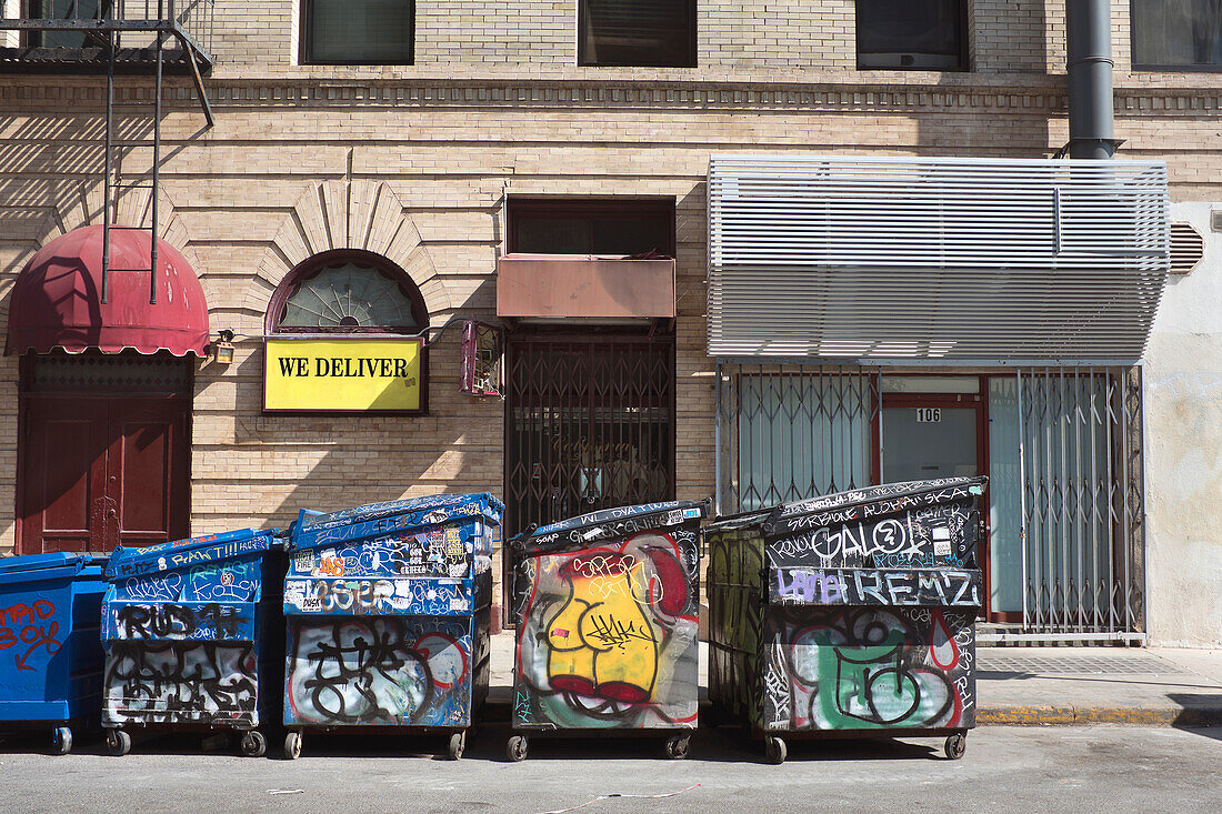 Fünf mit Graffiti beschmierte Müllcontainer am Straßenrand, Koreatown, Los Angeles, Kalifornien, USA