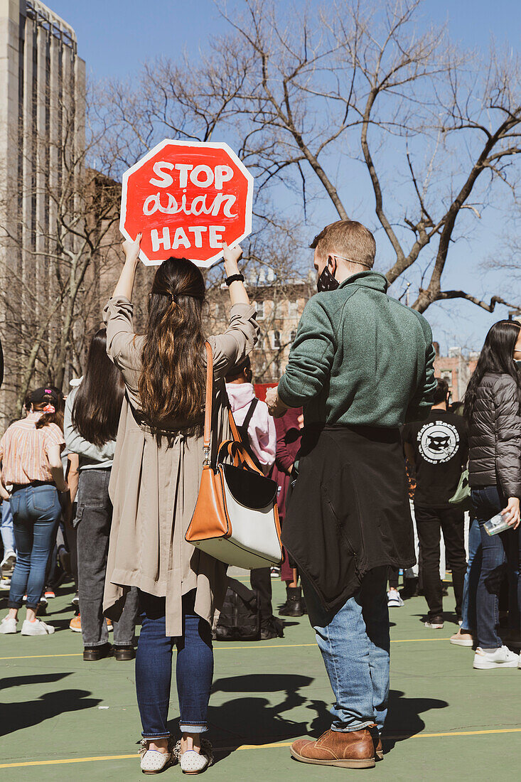 Pärchen mit Stop Asian Hate-Schild bei Anti-Asien-Kundgebung, New York City, New York, USA