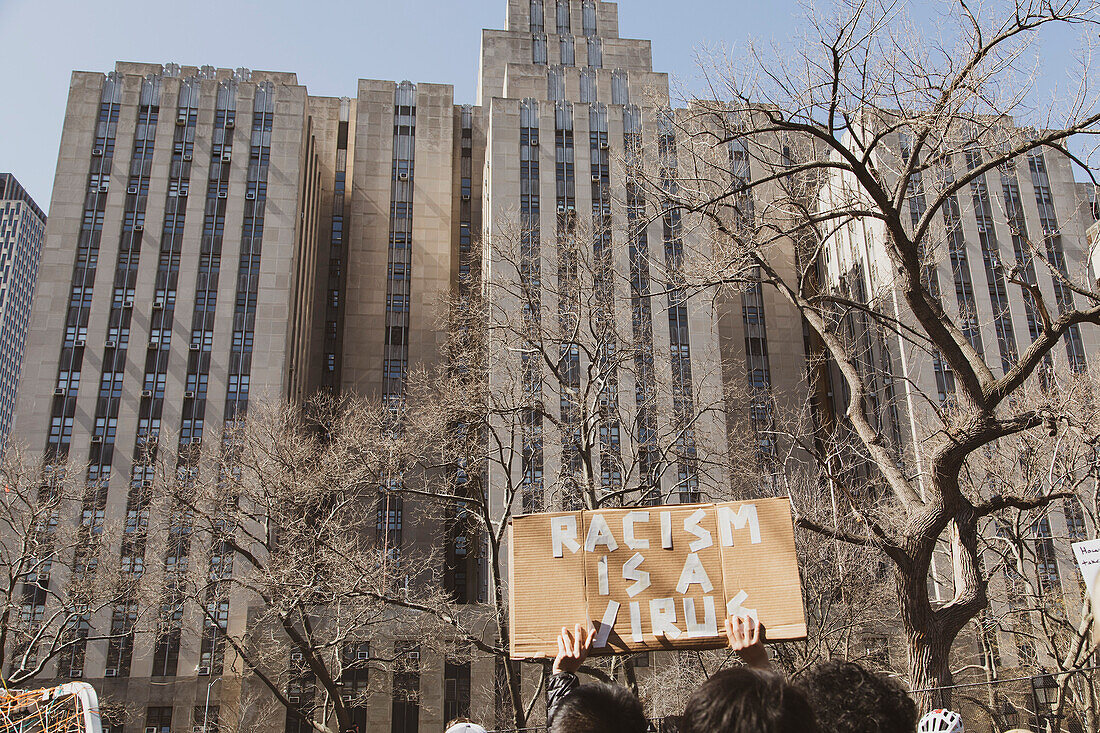 Rassismus ist ein Virus! Schild gegen Gebäude, Anti-Asian Violence Rally, New York City, New York, USA