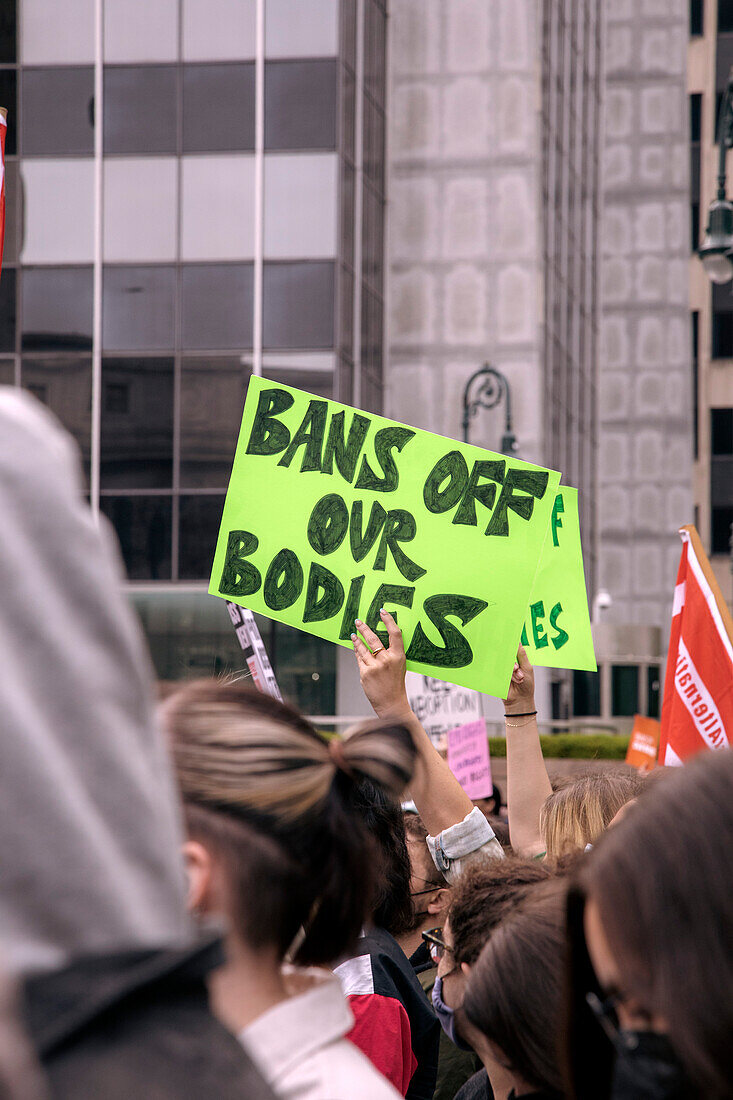 Verbote von unseren Körpern! Schild bei einer Kundgebung für Abtreibungsrechte, New York City, New York, USA