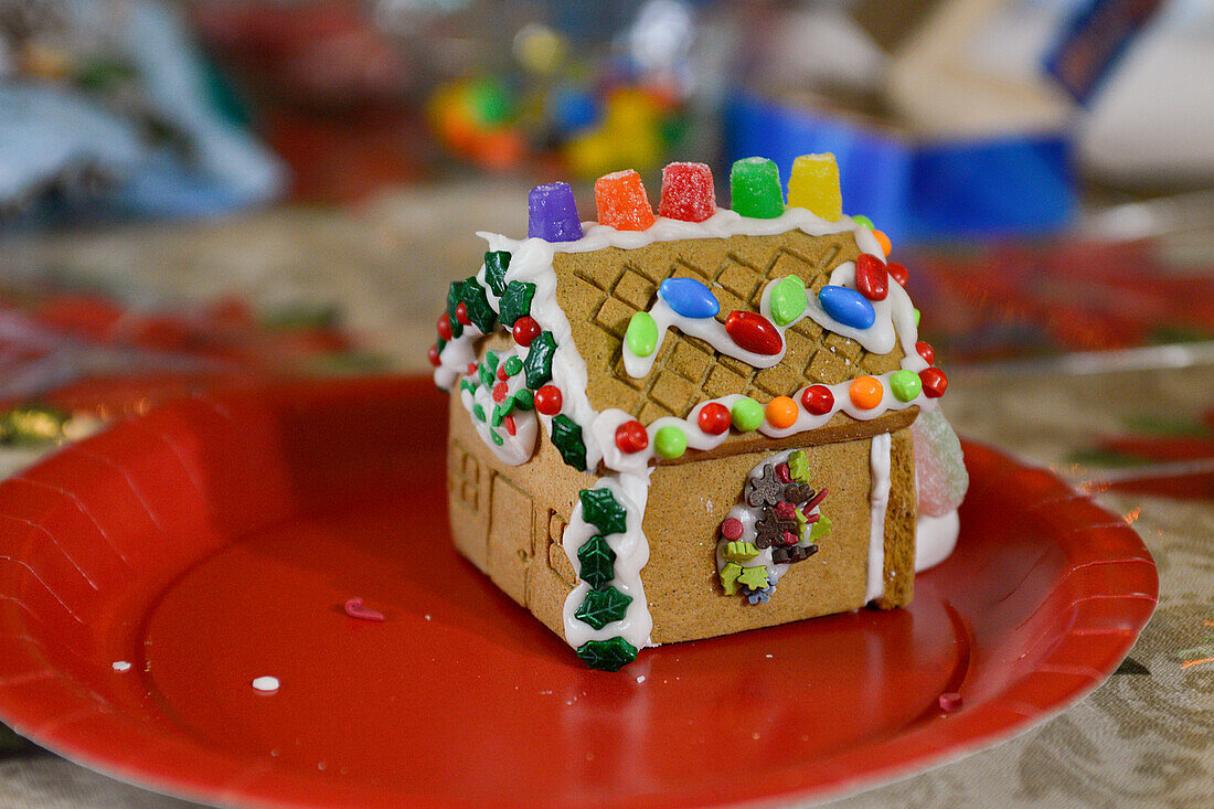 Kleines Lebkuchenhaus, dekoriert mit verschiedenen Süßigkeiten