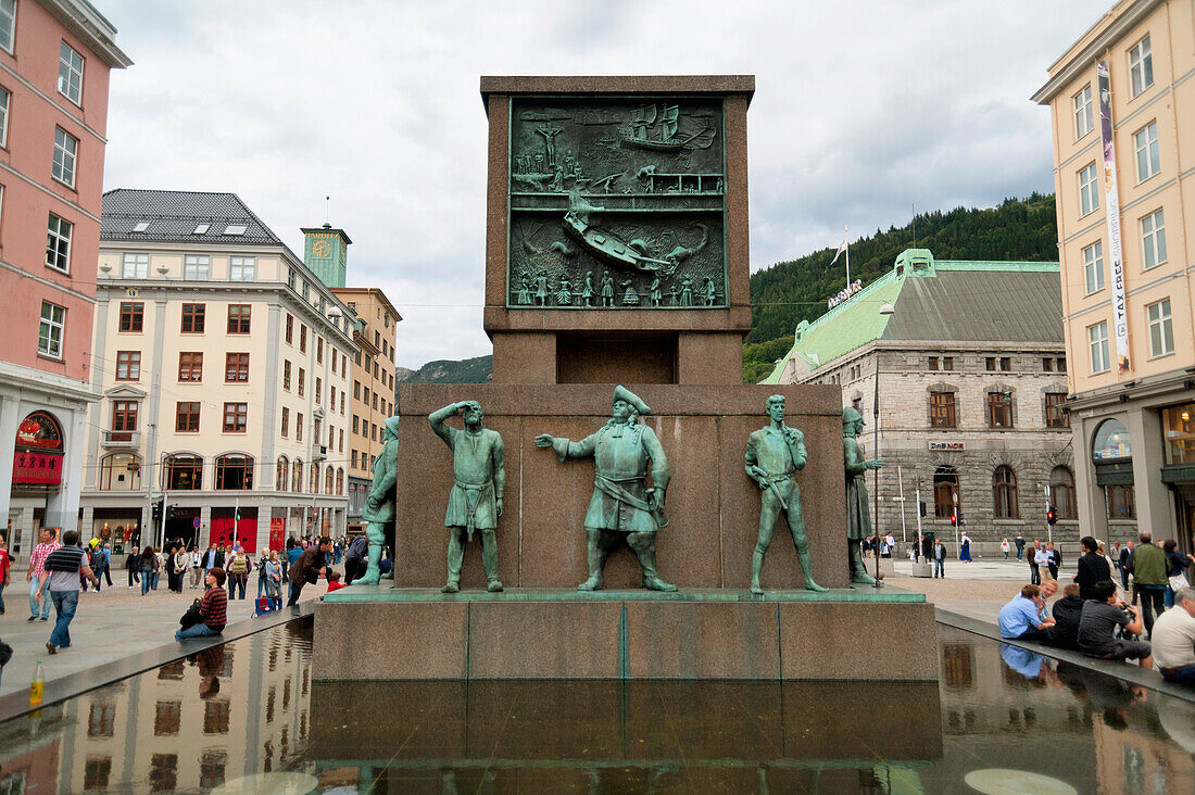 Wikinger-Statue am Torgallmenningen, dem Stadtplatz von Bergen; Bergen Norwegen